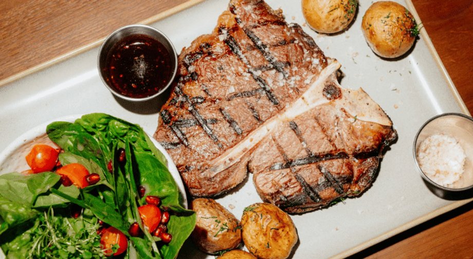 Wnętrze restauracji NINE&rsquo;s z widokiem na przestrzeń eventową