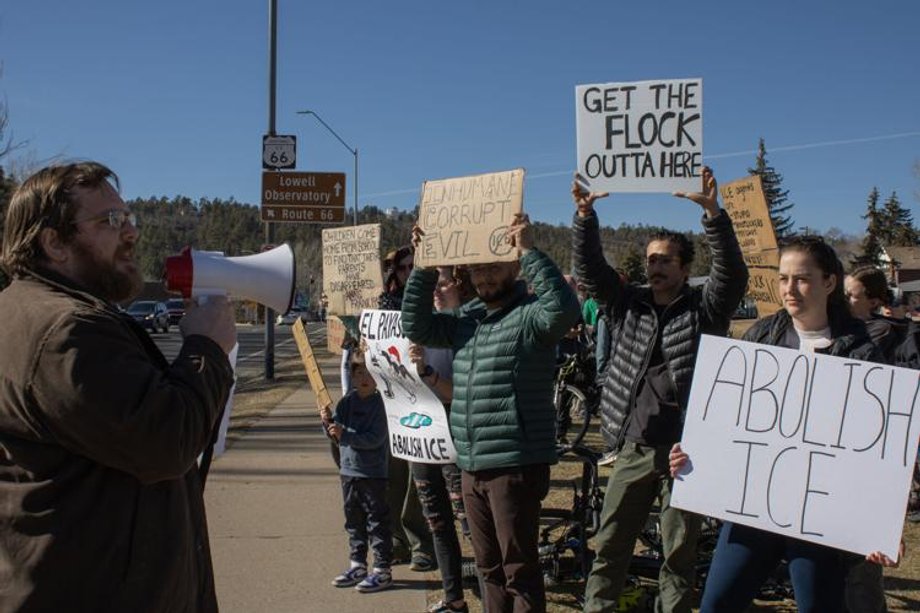 Protestujący domagają się usunięcia kamer Flock Safety i powstrzymania ICE