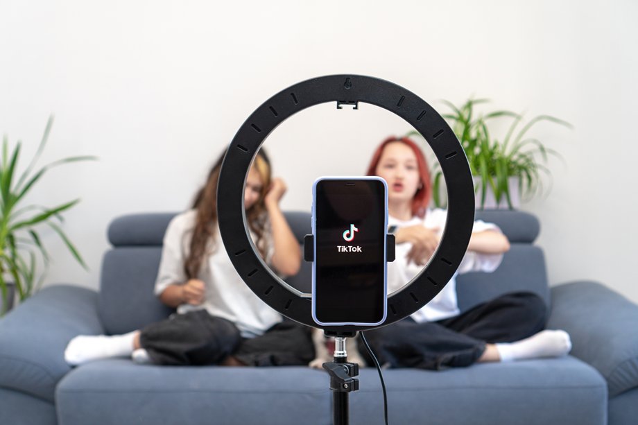 TikTok Shop wchodzi do Polski: Odkryj nowe możliwości zakupów mobilnych 11 TikTok pozwala nagrywać spontaniczne filmy, które równie spontanicznie mogą zachęcić do zakupów