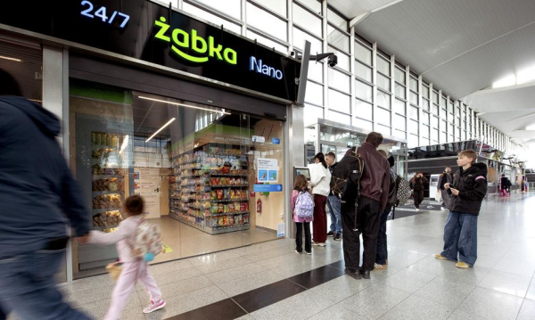 Żabka rewolucjonizuje handel: pierwszy bezobsługowy sklep już na lotnisku!
