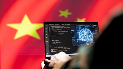 Nowy model z Chin niemal dor&oacute;wnuje zakazanemu Mythosowi. Europa ma coraz większy problem