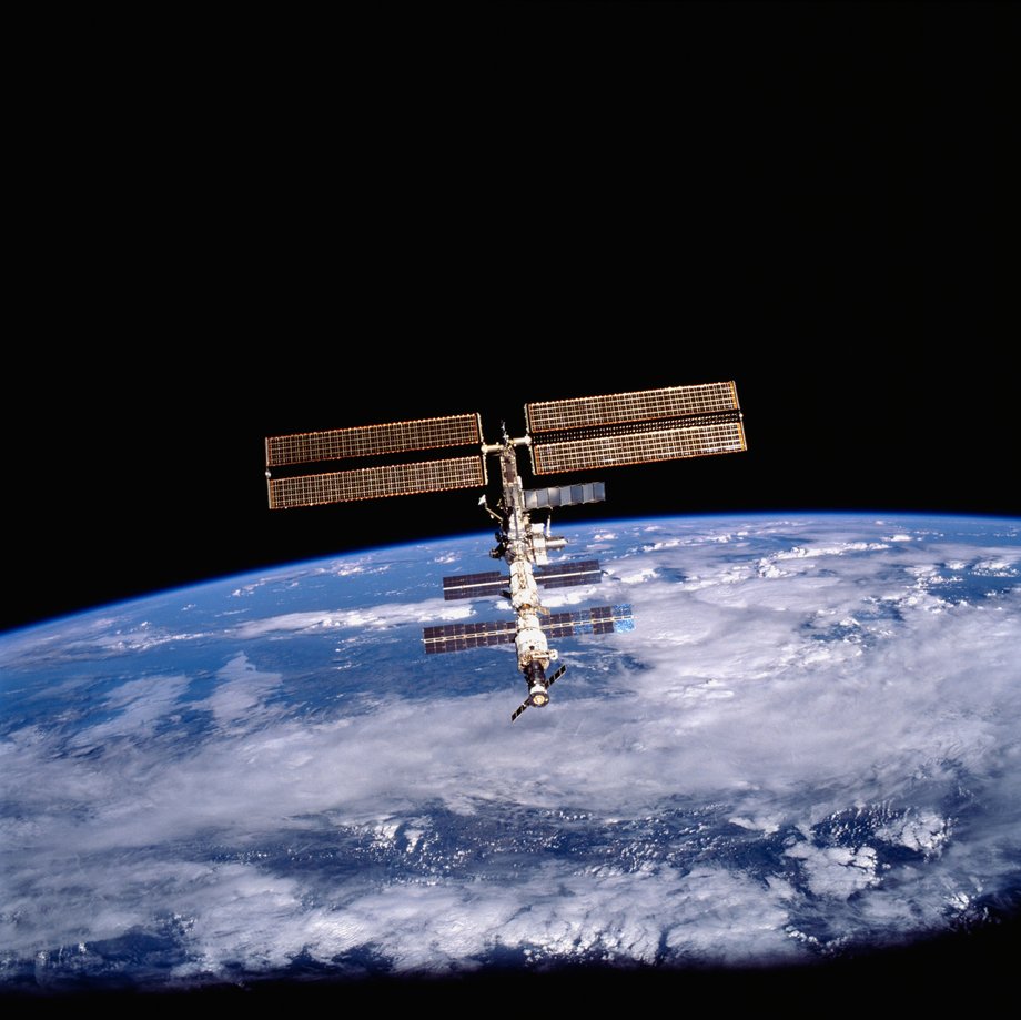 ISS przechodzi na emeryturę: Rusza nowa era komercyjnych baz kosmicznych 7 Międzynarodowa Stacja Kosmiczna (ISS) sfotografowana przez jednego z członków załogi STS-105 (Space Transportation System) po oddzieleniu się wahadłowca Discovery od ISS.