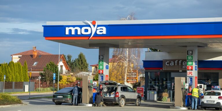 Zagraniczne konsorcjum kupuje sieć Moya – co to oznacza dla kierowców?