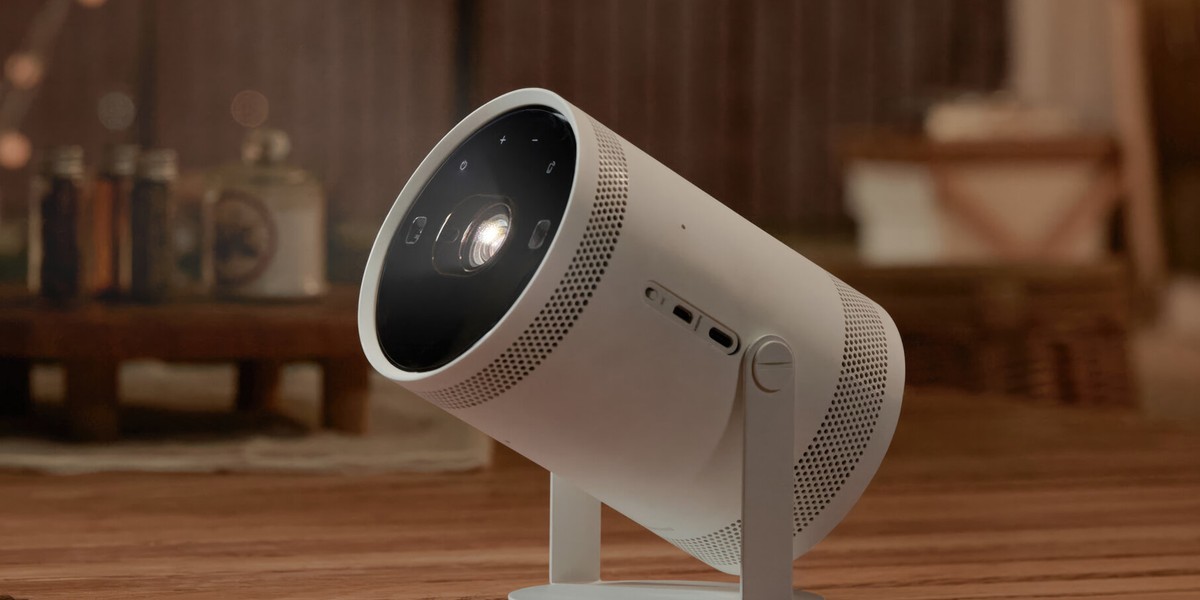Samsung prezentuje projektor: innowacja na miarę kina domowego w niższej cenie 2 Ten projektor Samsunga to sztos. Kosztuje dużo mniej niż telewizor