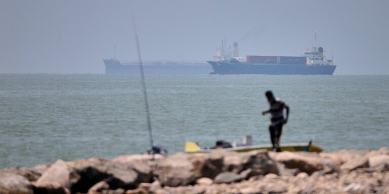 Iran i USA łagodzą napięcia: Kluczowy szlak morski znów otwarty, ale obawy o stabilność pozostają
