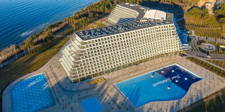 Hotel Gołębiewski w Pobierowie: Otwarcie coraz bliżej, ale kontrole wciąż trwają