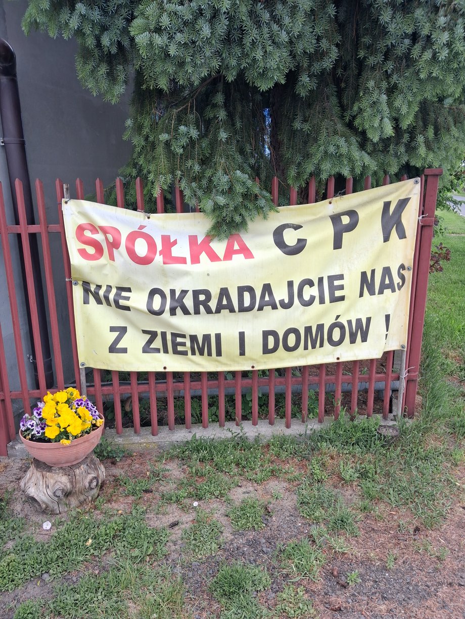 Banery wiszą na ogrodzeniach wielu gospodarstw
