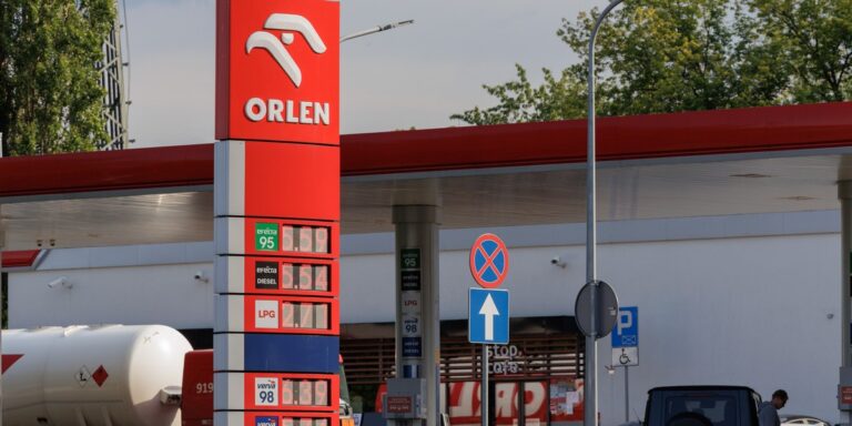 Orlen ogłasza zmiany cen hurtowych – kierowcy poczują różnicę na stacjach. Orlen ogłasza zmiany cen hurtowych – kierowcy poczują różnicę na stacjach.