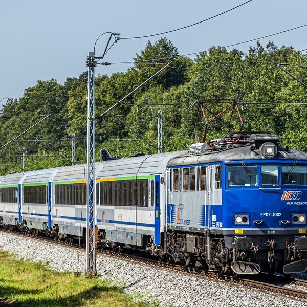 Pociągi zdobywają pasażer&oacute;w, ale nadal przegrywają&hellip;