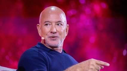 Jeff Bezos wbrew obawom: AI nie zabierze pracy. Stworzy jej niedob&oacute;r
