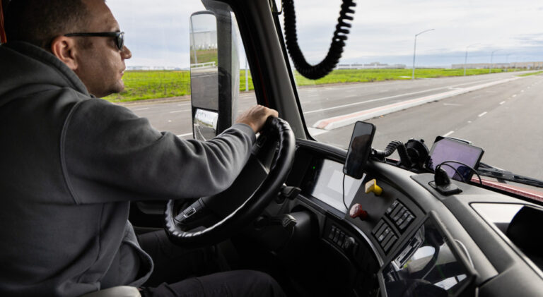 Polska transportowa w kryzysie: ponad 300 powiatów walczy z brakiem kierowców