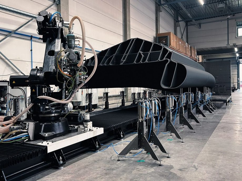 Przekr&oacute;j przez kadłub łodzi RHIB drukowany w technologii 3D