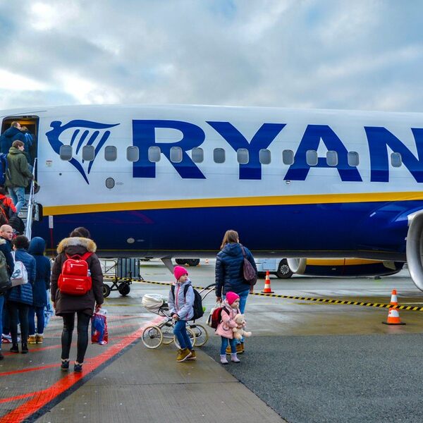 Ryanair: Nowa opłata za miejsce obok dziecka wywołuje burzę.
