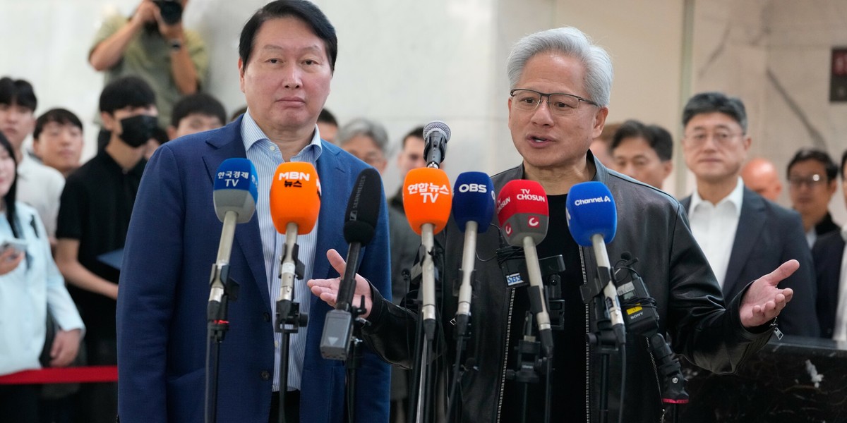 Nvidia: Nowe Strategiczne Partnerstwa Wzmacniają Pozycję Lidera AI w Korei 2 Dyrektor generalny firmy Nvidia Jensen Huang (po prawej) i prezes SK Group Chey Tae-won uczestniczą w briefingu po spotkaniu w siedzibie firmy w Seulu w Korei Południowej, w poniedziałek 8 czerwca 2026 r.