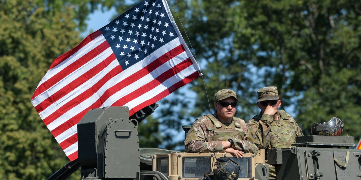 Tajemnicze miliardy: MON uchyla rąbka tajemnicy o stałej bazie USA w Polsce 2 Wiceminister zapewnił, że mimo dużych kosztów inwestycji rząd jest gotowy przeznaczyć środki na jej realizację (zdjęcie podglądowe)