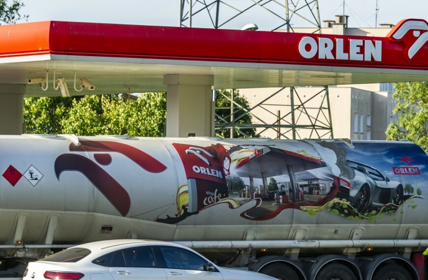 Główna 19 Budżet traci miliard złotych. Zmieniono podatek od nadzwyczajnych zysków.