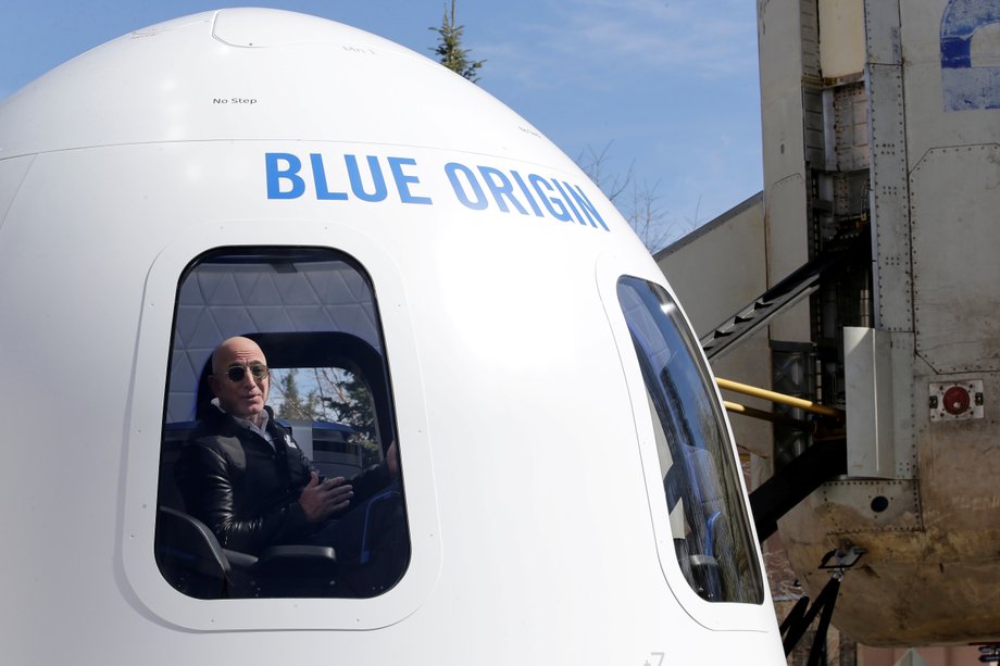 ISS przechodzi na emeryturę: Rusza nowa era komercyjnych baz kosmicznych 10 Jeff Bezos w kapsule statku New Shepard firmy Blue Origin