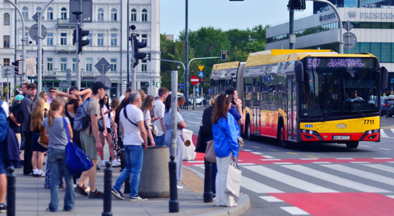 Rynek pracy w Polsce: Bezrobocie maleje, lecz firmy wstrzymują zatrudnienie