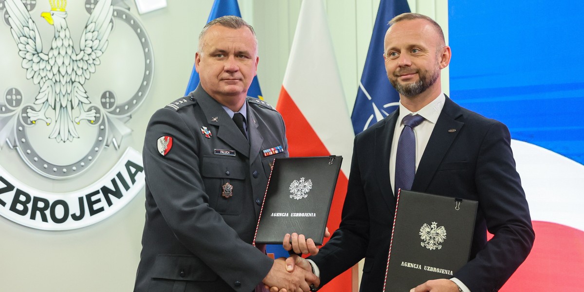 Zastępca Szefa Agencji Uzbrojenia płk Piotr Paluch i prezes firmy AMZ Kutno Dariusz Fabisiak 