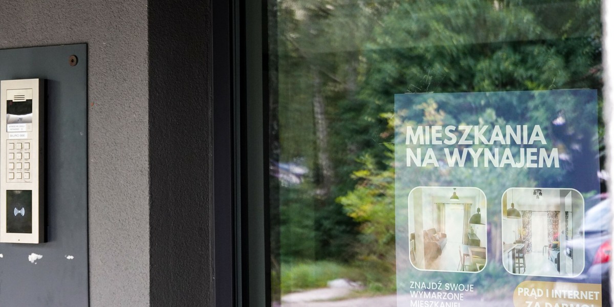 Nowe przepisy i cyfrowe narzędzia transformują rynek najmu w Polsce 2 Na rynek mieszkań wpływają nowe przepisy o najmie krótkoterminowym. Na zdjęciu budynek w Łodzi