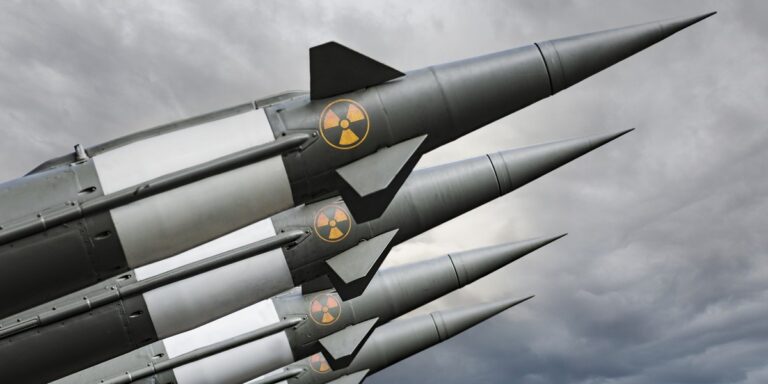 Świat zbroi się na potęgę: atomowy budżet bije rekordy, grozi nam nowy wyścig zbrojeń Świat zbroi się na potęgę: atomowy budżet bije rekordy, grozi nam nowy wyścig zbrojeń