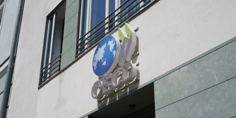 Globalna gospodarka przed szansą na wzrost, ale recesja wciąż czai się za rogiem?