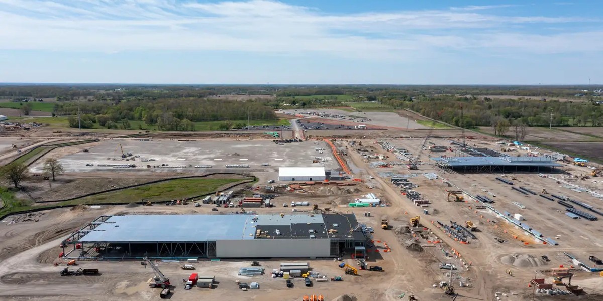 Google i Meta inwestują w szkolenie specjalistów AI, by zapełnić lukę w centrach danych 3 Firmy potrzebują elektryków, spawaczy i hydraulików do budowy centrów danych