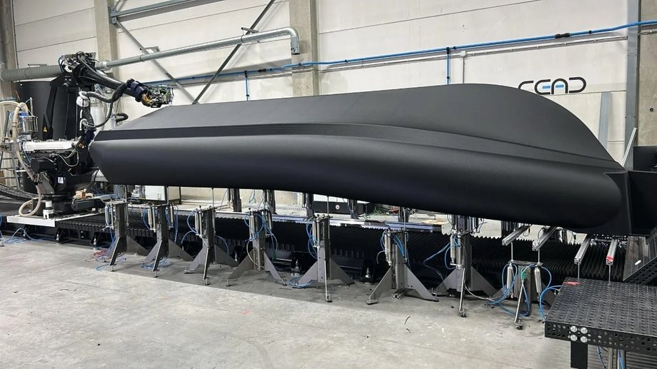 Odwr&oacute;cony kadłub łodzi RHIB z ramieniem robota drukującego