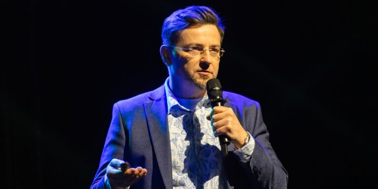 Inteligentni Agenci AI Rewolucjonizują Tworzenie Aplikacji Biznesowych