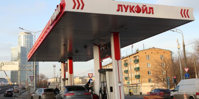 Sankcje uderzają w Moskwę: Rosyjska stolica wprowadza limity na paliwo