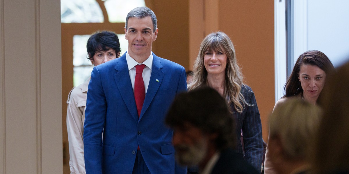 Premier Perdo Sanchez (po lewej) z żoną Bego&ntilde;a Gomez (po prawej)