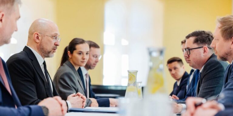 Miłosz Motyka rozmawia z Denysem Szmyhalem przed szczytem w Gdańsku