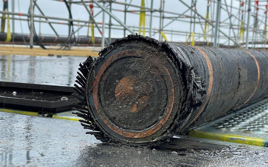 Rosyjski okręt przeciągnął pod wodą kotwicę na 130 km, uszkadzając kable na dnie Bałtyku. 20 Przekrój podmorskiego kabla energetycznego Estlink 2