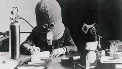 Spos&oacute;b na rozkojarzone dzieci z 1925 r. Hełm na głowę i butla z gazem