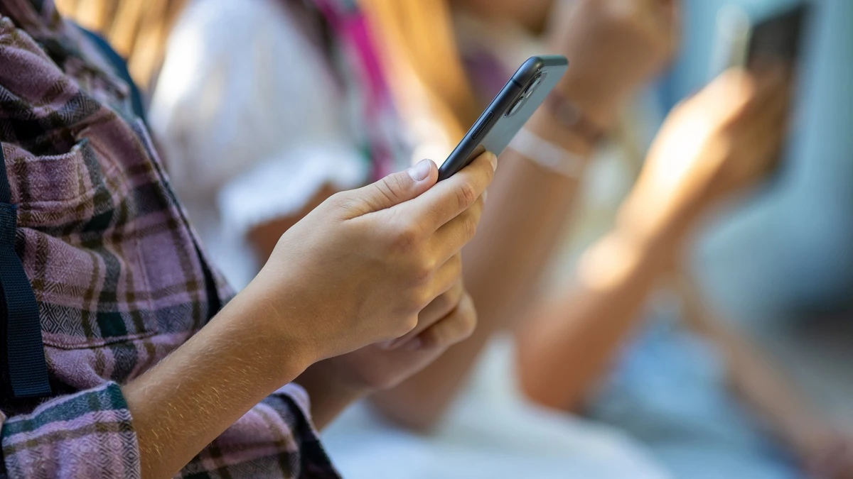 Rząd zamyka drzwi do smartfonów w szkołach podstawowych – poznaj powody 2 Rząd zamyka drzwi do smartfonów w szkołach podstawowych – poznaj powody 2