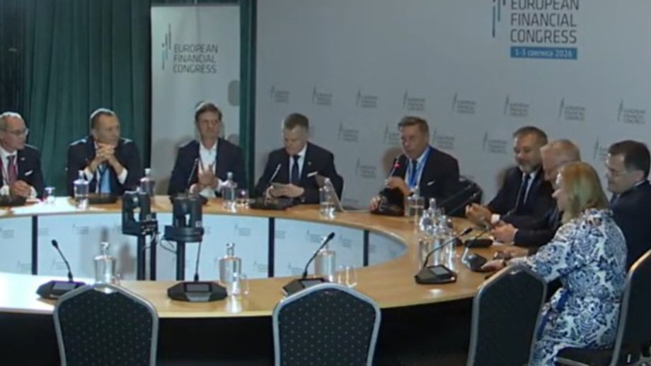 Okrągły St&oacute;ł ds. Ryzyk Prawnych Rynku Finansowego na EKF prowadził prof. Michał Romanowski (piąty z lewej), obok Waldemar Żurek, minister sprawiedliwości