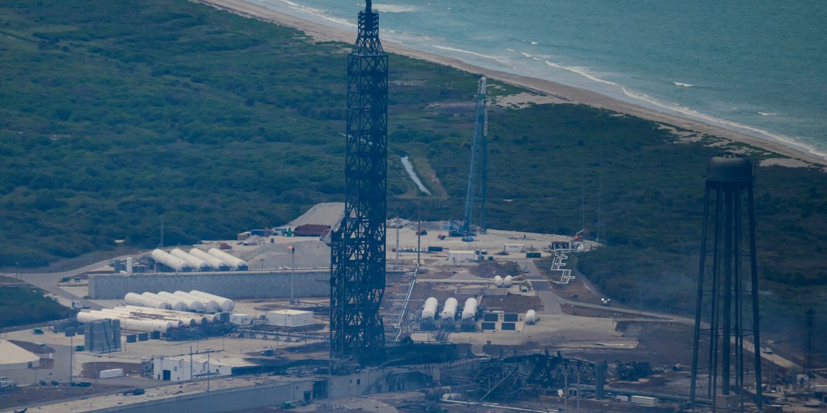 Blue Origin mierzy się z krytyką po nieudanej misji. SpaceX zyskuje przewagę w kosmicznym wyścigu 2 Zniszczona platforma startowa Blue Origin
