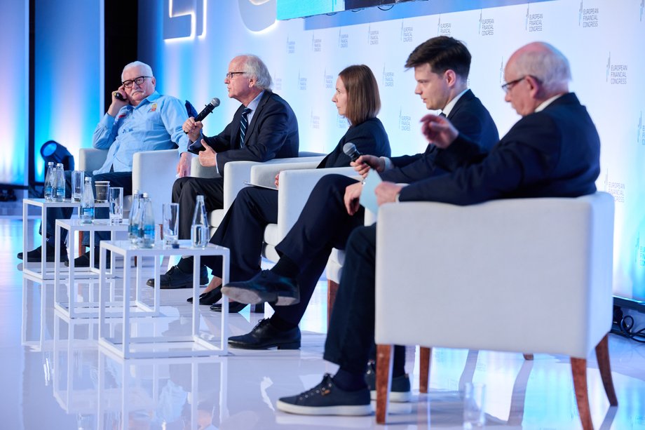 Debata "Profits and Principles &mdash; How Global Finance Can Prevent War"