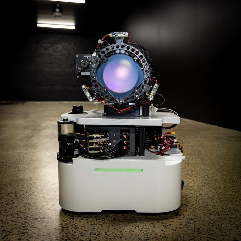Światło napędza robota: Nieskończona praca dzięki technologii Aquila Earth z Australii 4 Robot odbierający energię z lasera