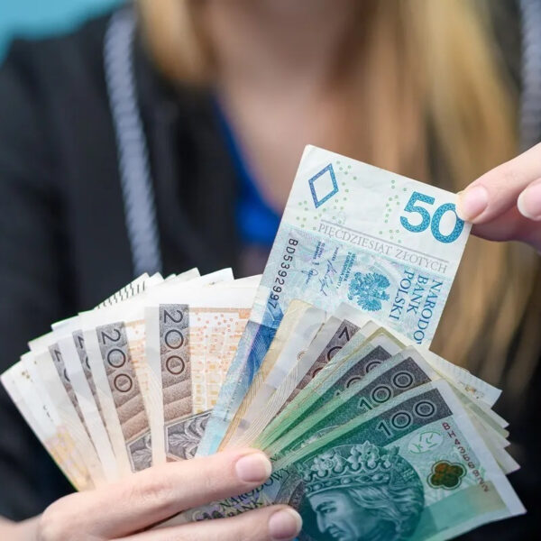 Główna 98 UE narzuca równość płac: nowe obowiązki dla pracodawców.