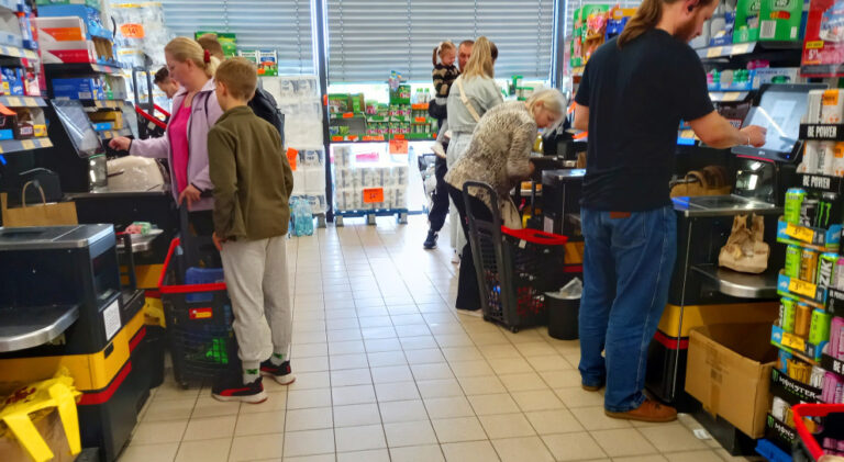 Biedronka: Jak czerwona buźka w aplikacji wpływa na Twoją premię?