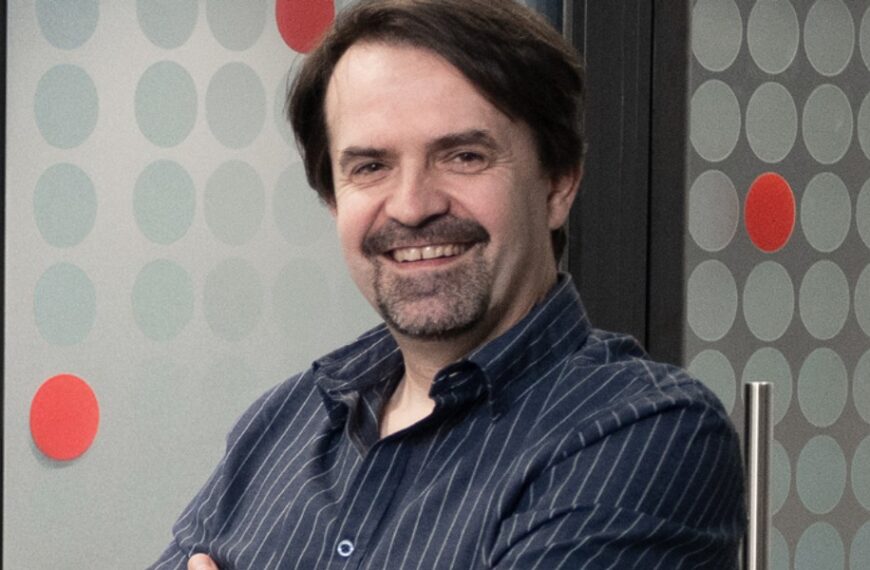 Przemysł 4.0 napędzany AI: Jak sztuczna inteligencja rewolucjonizuje zarządzanie danymi produkcyjnymi