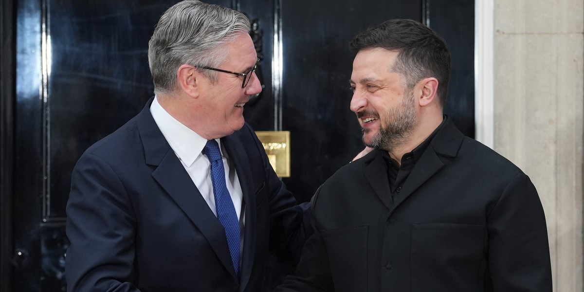 Zełenski wzywa Starmera do pilnego zwolnienia 2,4 mld funtów 2 Premier Wielkiej Brytanii Keir Starmer i prezydent Ukrainy Wołodymyr Zełenski podczas spotkania w Londynie