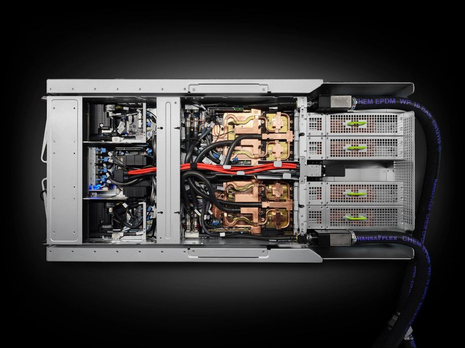 NVIDIA rewolucjonizuje chłodzenie AI: poznaj innowacyjne rozwiązania dla serwerowni 7 Chłodzony cieczą komputer Blackwell. Nie uświadczymy w nim wentylatorów