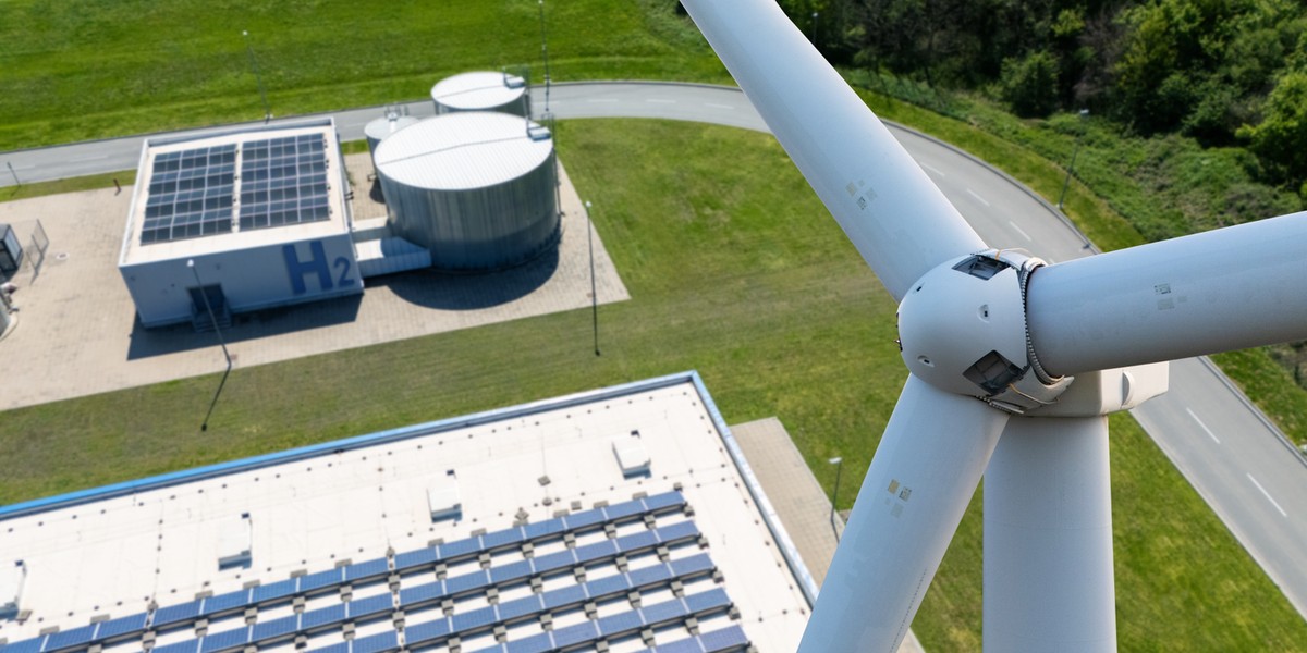 Gwałtowny rozw&oacute;j OZE w Polsce tworzy okresowo nadmiarowy prąd i ujemne ceny energii. Produkcja wodoru może pom&oacute;c tego nie tracić