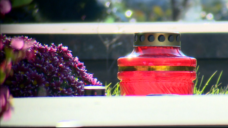 Ceny zniczy w górę przed Wszystkich Świętych. “Wolę umyć niż kupić nowe”