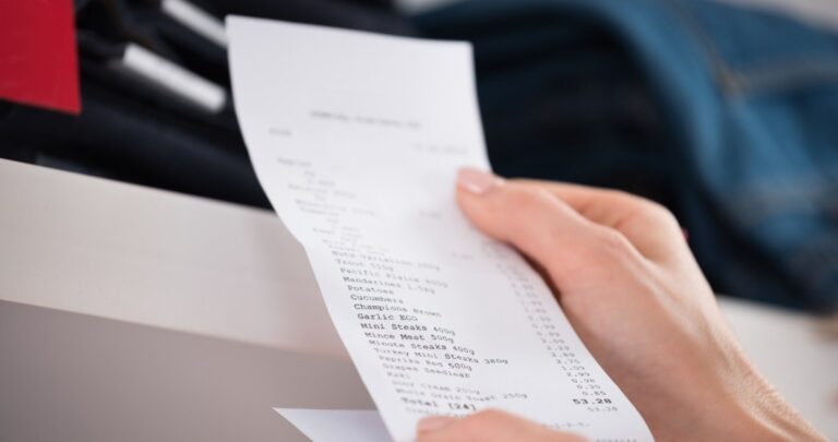 Lepiej sprawdź paragon. Sprzedawca może doliczyć opłatę za usługę finansową