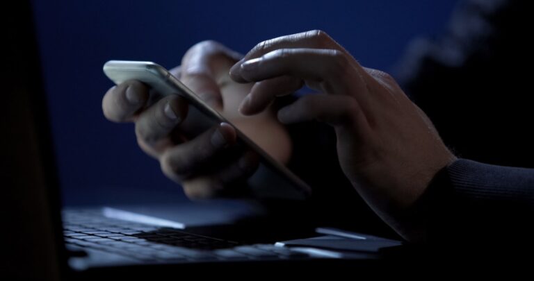 Oszuści podszywają się pod Booking.com. W taki link nie klikaj