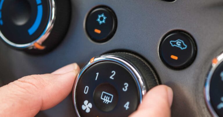 Serwisowanie klimatyzacji w samochodzie. Tyle zapłacisz za jej czyszczenie